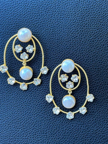Oval shaped earring with Pearls and Zircons